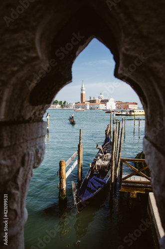 Blick durch eine Brücke auf eine Gondel in Venedig