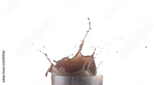 Splash o salpicaduras de bebida de chocolate en un vaso