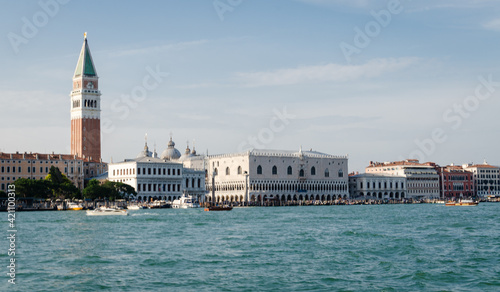 Der Markusplatz in Venedig vom Wasser aus gesehen