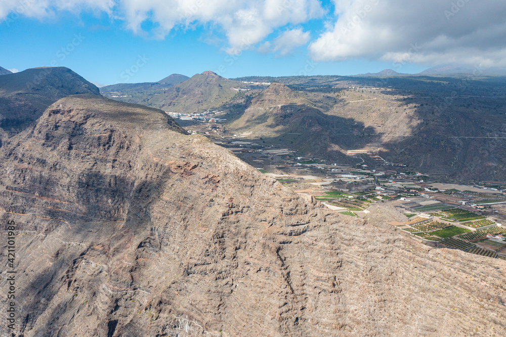 Acantilado de los Gigantes con el Teide al fondo. Santiago del Teide. Tenerife.