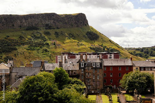 Arthur’s seat above the old town of Edinburgh, Scotland © teddiviscious