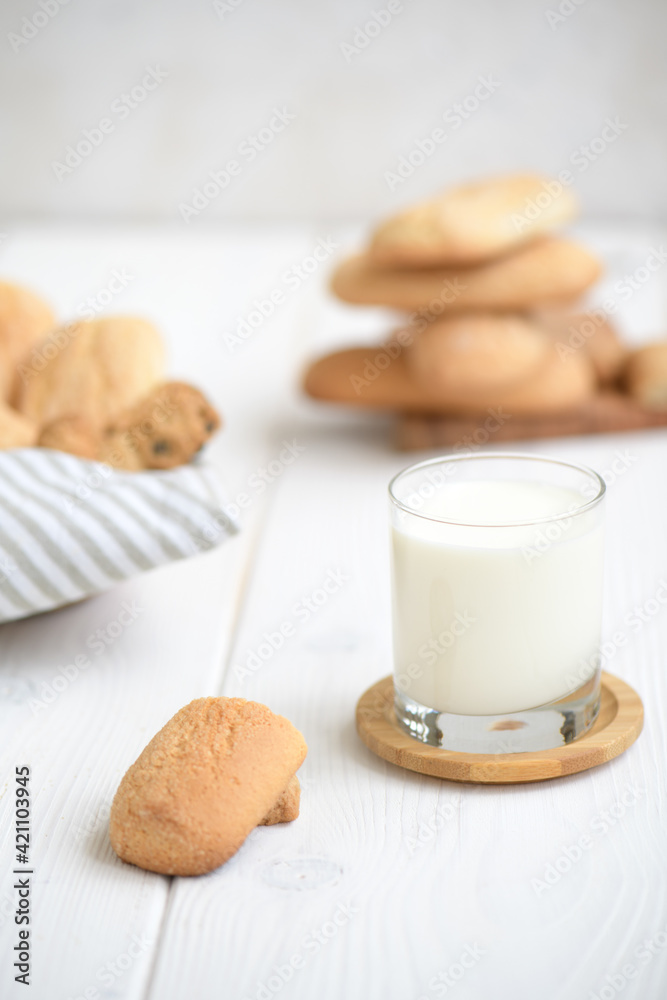 Freshly baked homemade crunchy cookies with glass of milk. A delicious treat for gourmets, sweet breakfast. Biscuits on a white wooden background Freshly baked homemade crunchy cookies with glass of milk. A delicious treat for gourmets, sweet breakfast. Biscuits on a white wooden background
