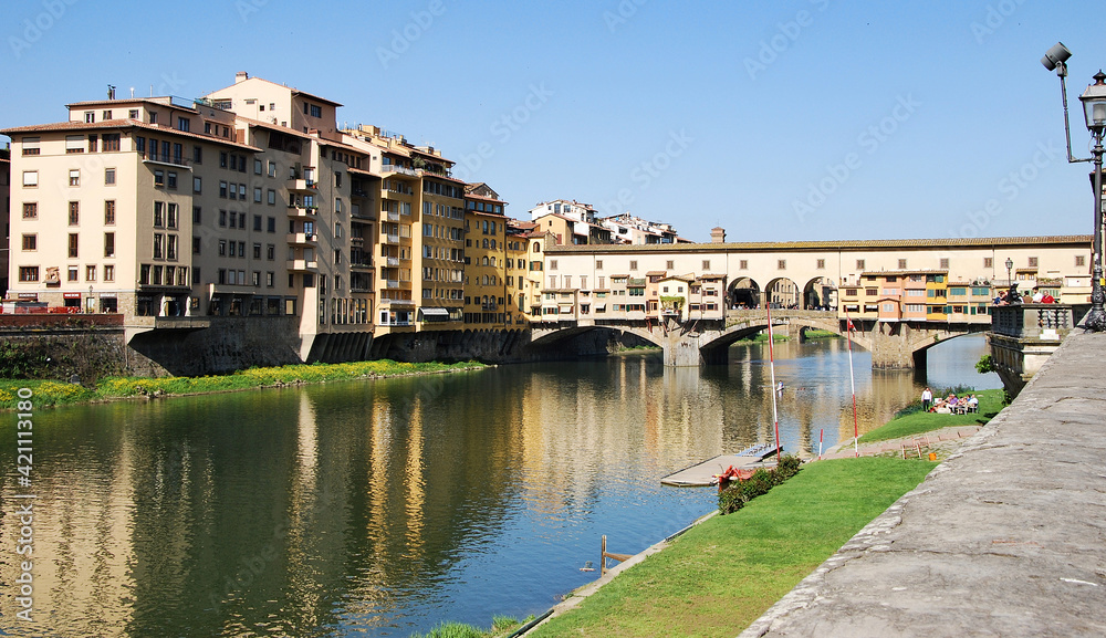 Ponte Vecchio e il fiume Arno a Firenze.