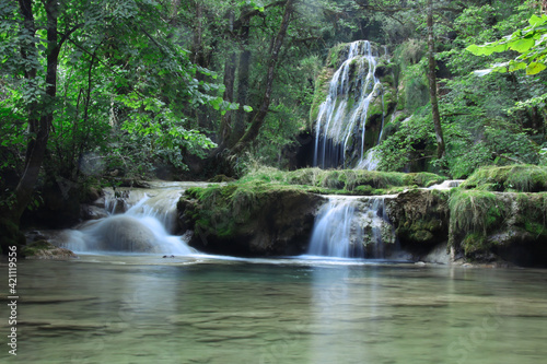 Fototapeta Naklejka Na Ścianę i Meble -  magnifique cascade dans une forêt, un îlot de fraîcheur. La cascade des Tufs près d'Arbois dans le Jura en France