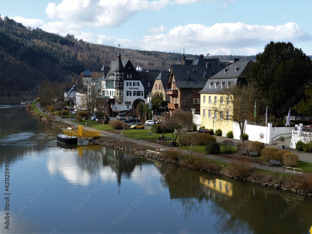 Blick von der Moselbrücke auf die Häuserzeile an der Mosel mit Landschaften in Traben-Trarbach 