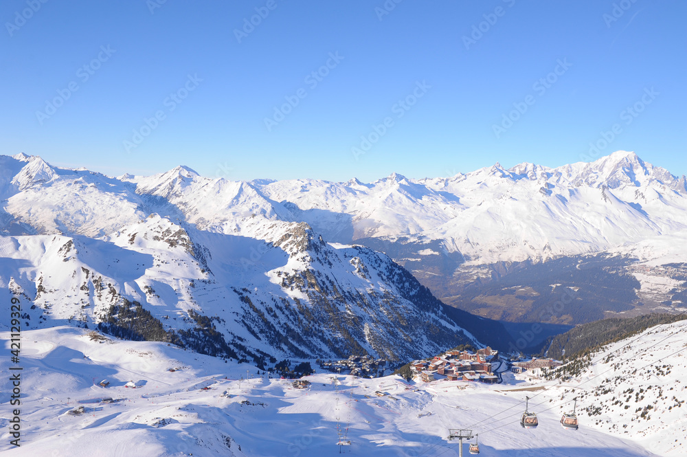 Station de ski française, beaux sommets enneigés dans les Alpes