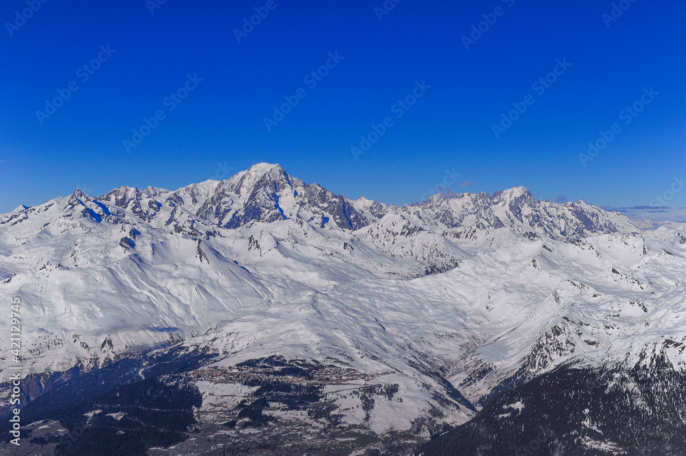 Station de ski française, beaux sommets enneigés dans les Alpes