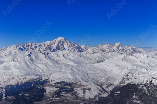 Station de ski fran  aise  beaux sommets enneig  s dans les Alpes