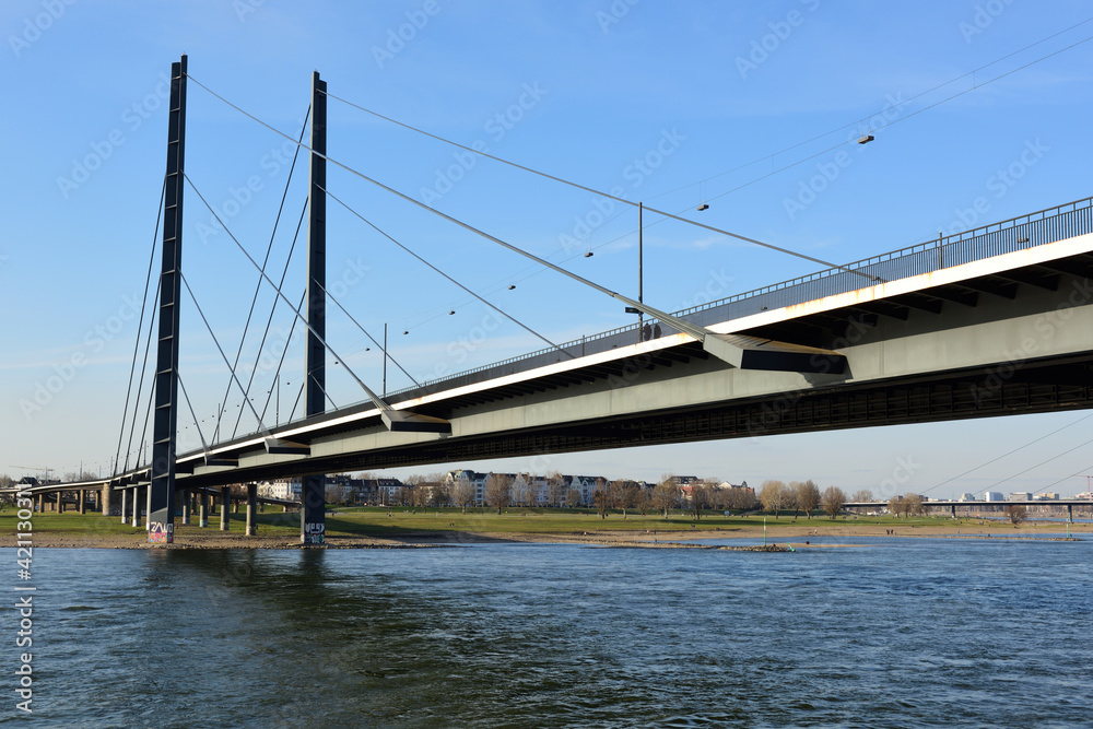 kniebrücke über rhein in düsseldorf, deutschland