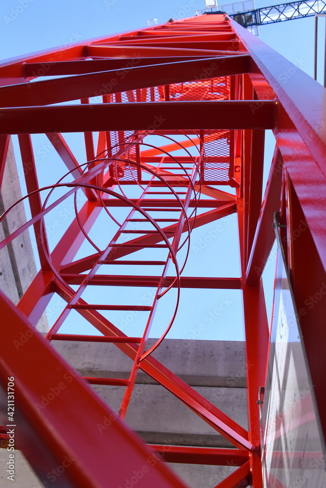 Aufstiegsleiter im Mast eines roten Turmkrans