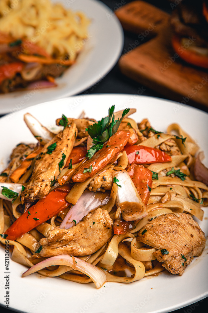 fettuccinis saltados con pollo y verduras fettuccinis saltados con pollo y verduras