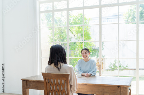 リビングで雑談をする女性