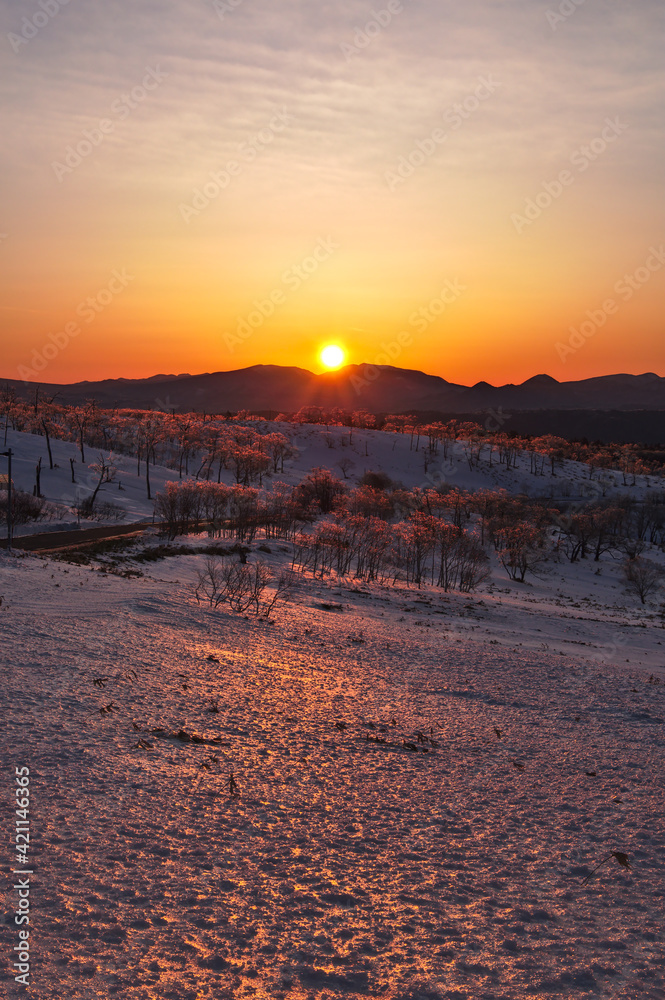 北海道の冬の終わりの夜明け。