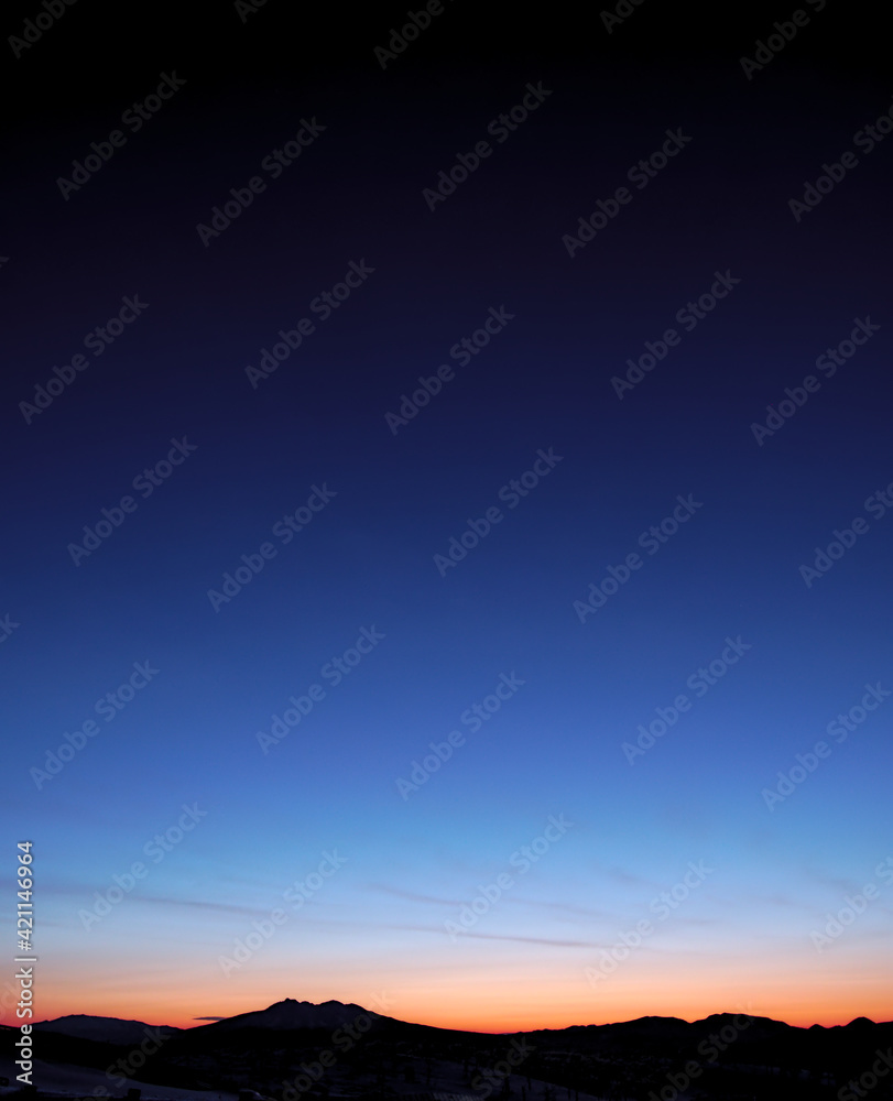 山の稜線と美しいグラデーションの夜明けの空。 山の稜線と美しいグラデーションの夜明けの空。