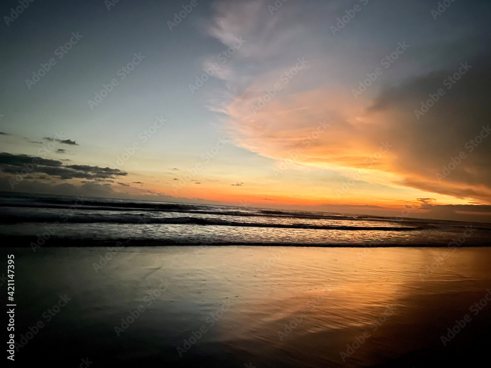 Obraz premium colorful clouds for a beautiful sunset on a paradise beach