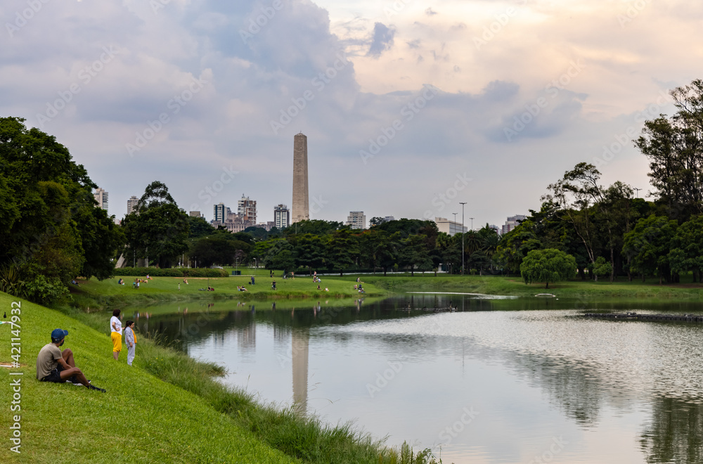 Parque Ibirapuera em São Paulo durante as restrições de circulação de pessoas. Lago do parque e Obelisco ao fundo. 