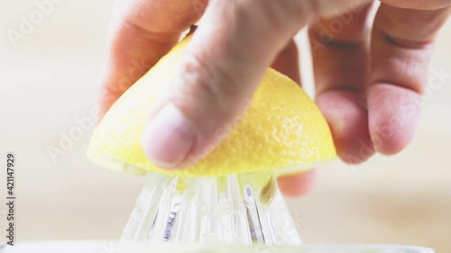 Frische Zitrone - von Hand ausgepresst. Vorbereitungen für Vitamin C beim kochen. 