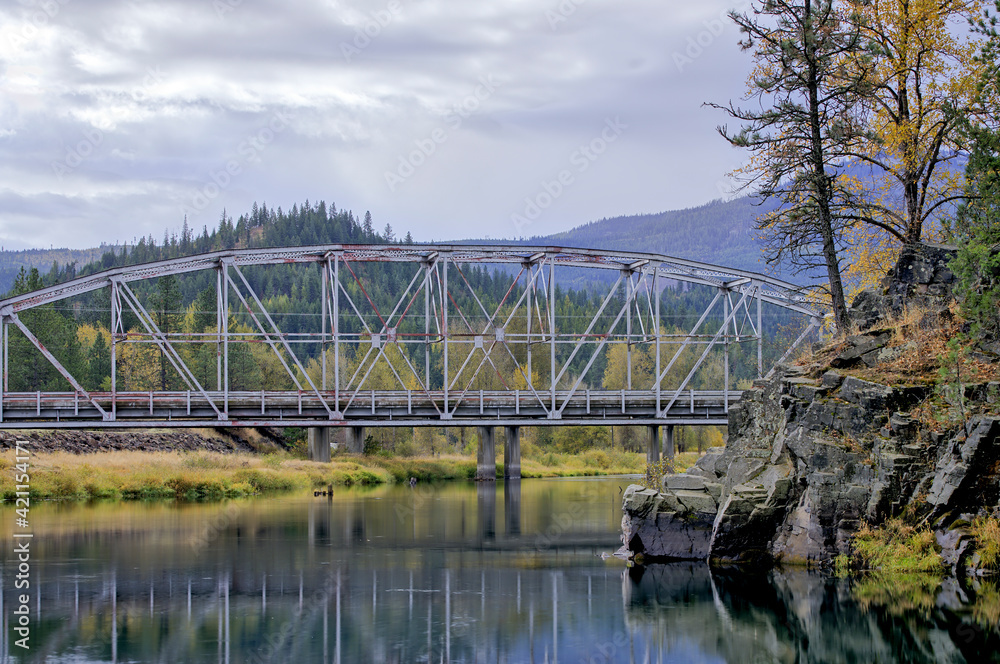 Fototapeta premium Bridge across the Coeur d'Alene River in Cataldo, Idaho.