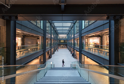 Obraz na płótnie The interior view of shopping mall in Hong Kong w salonie