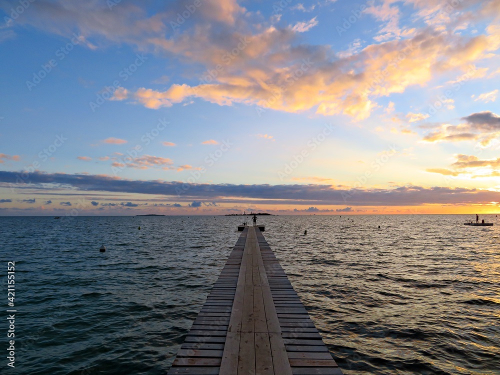 Obraz premium Wooden Pier Sunset at the Horizon
