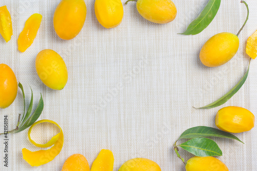 фотографія Maprang Yellow orange fruit With a sweet and sour taste mixed with appetizing, s