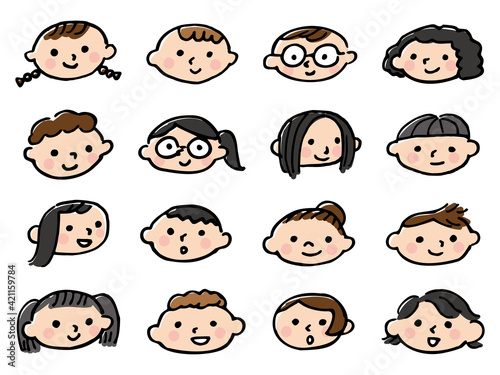 Faces of various children. Hand drawn cute smiling kids.手描きのかわいい子どもたちの顔