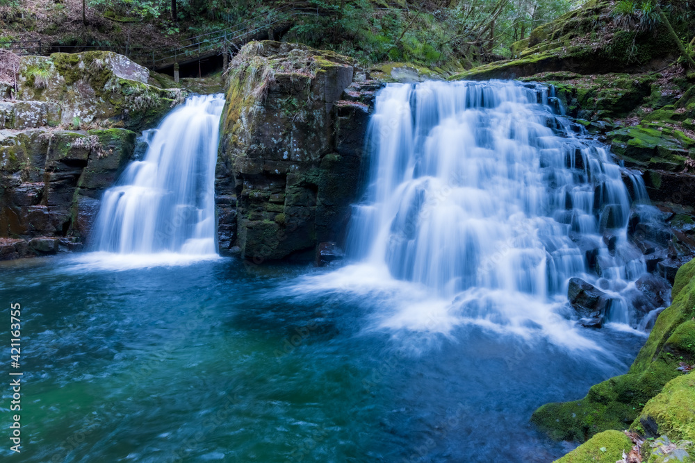 Obraz premium 三重県名張市 赤目四十八滝 早春の荷担滝