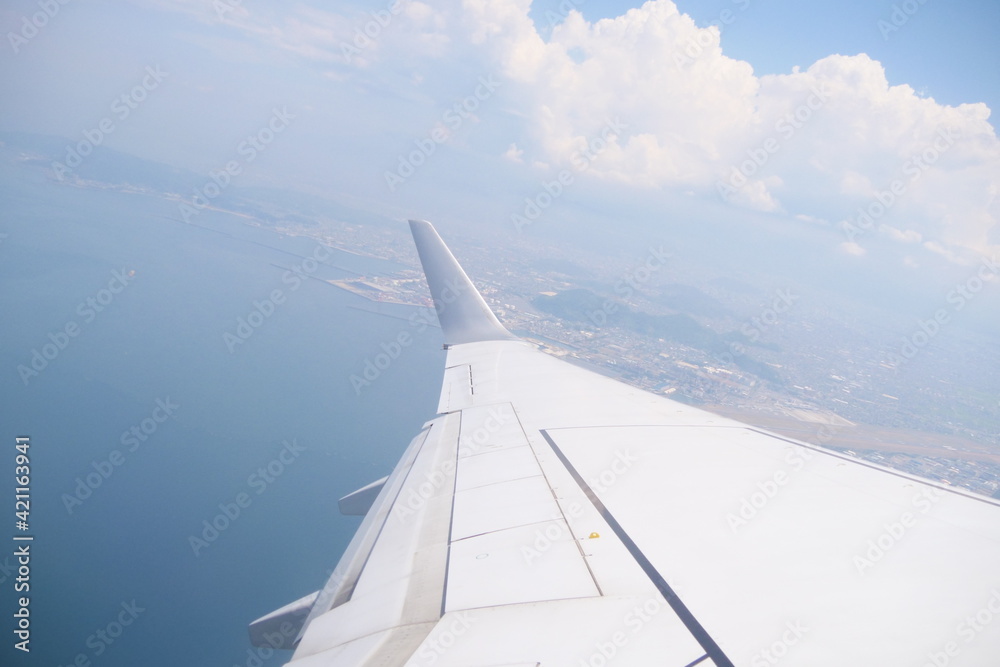飛行機で上空から撮影した空と雲