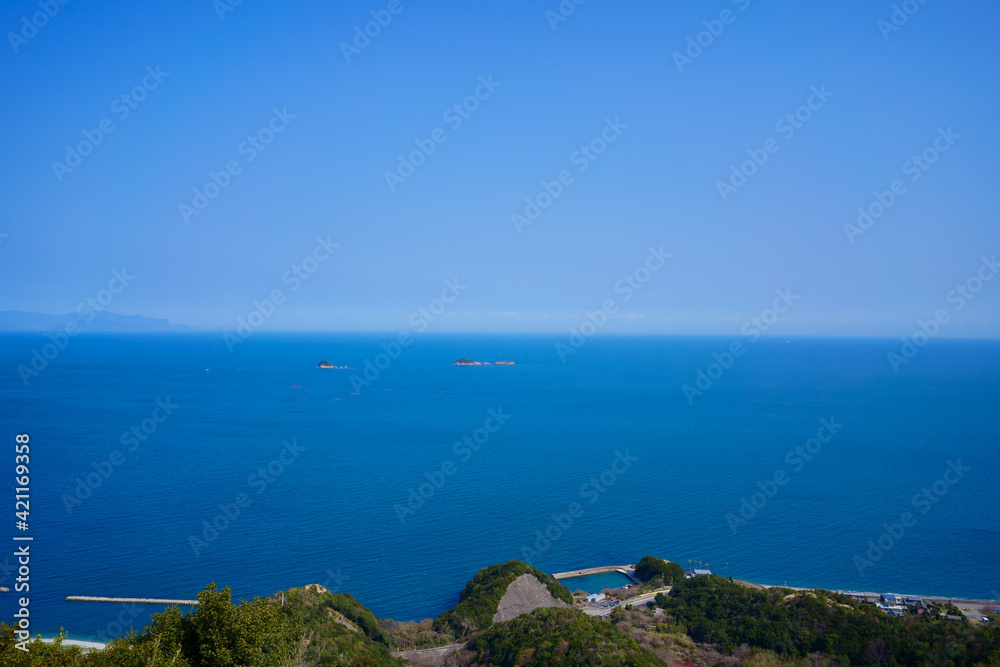 青空と瀬戸内海 香川県東かがわ市大坂峠展望台から北方向を撮影 青空と瀬戸内海 香川県東かがわ市大坂峠展望台から北方向を撮影