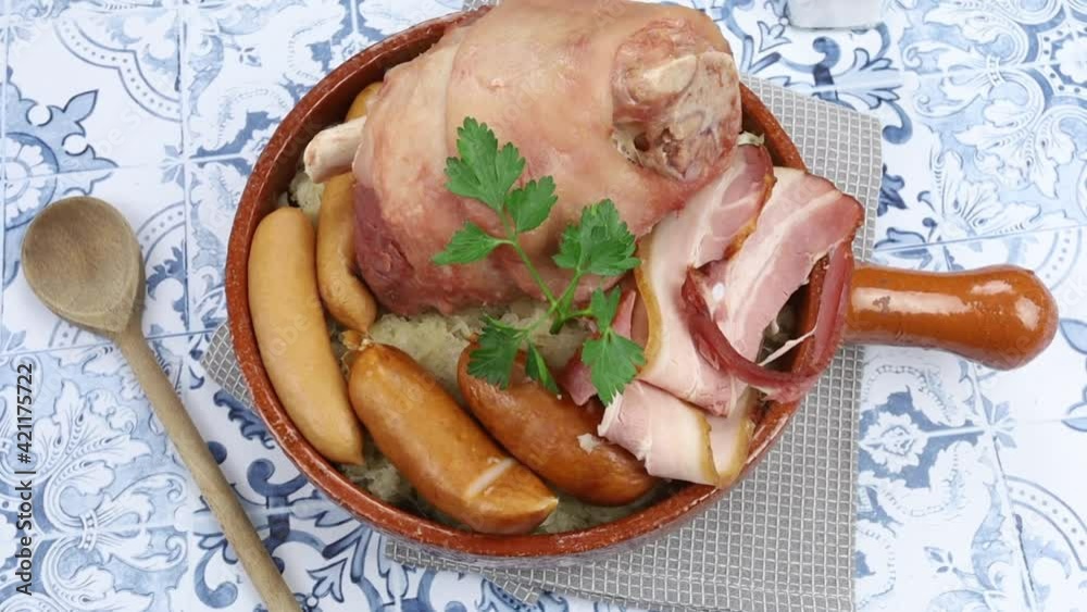 choucroute avec jarret de porc sur une table Stock ビデオ