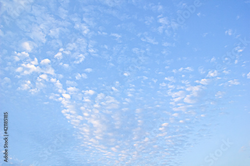Красивые кучевые облака на ярком синем небе.