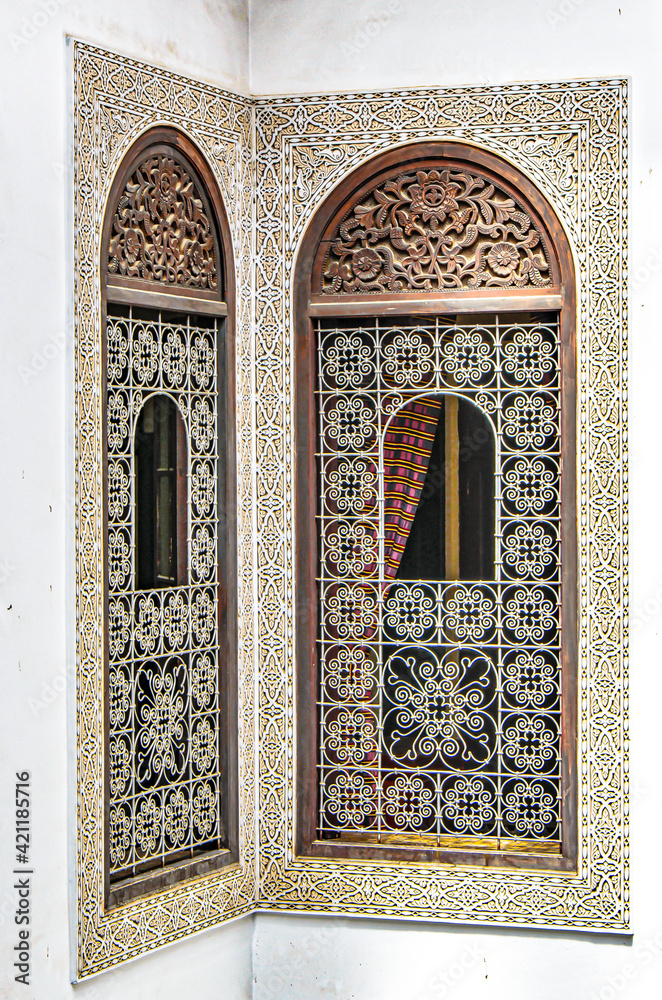 Mit Ornamenten verzierte arabische Fenster in Fes Marokko