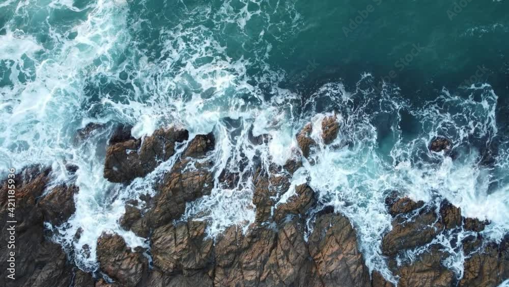 Vista aérea dinámica de olas chocando contra las rocas en la Costa Brava