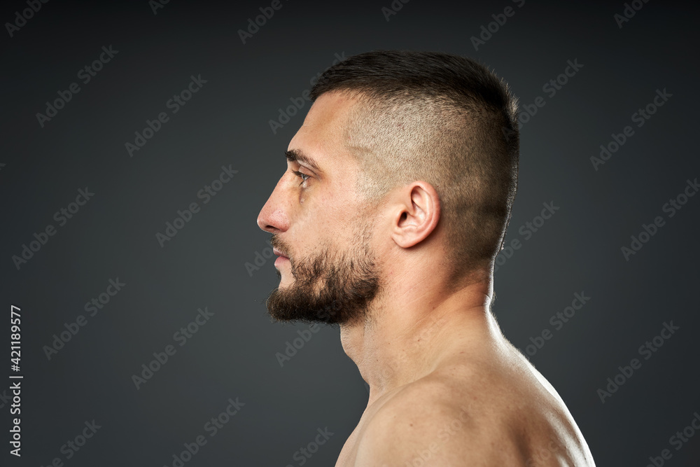 Obraz premium Bruised fighter on gray background