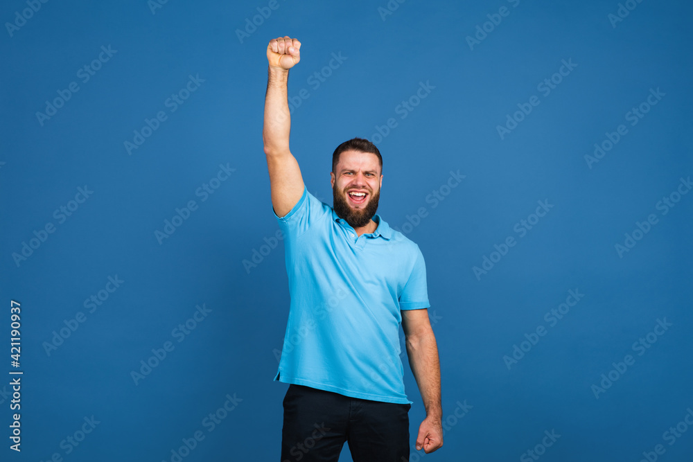 Naklejka premium Caucasian man's portrait isolated on blue studio background with copyspace