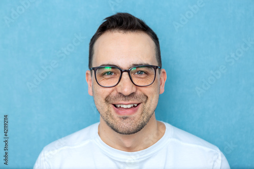 Fototapeta Naklejka Na Ścianę i Meble -  Hilarious man in glasses on a blue background