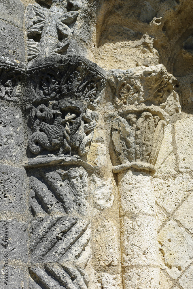 Colonne sculptée sur façade d'Eglise