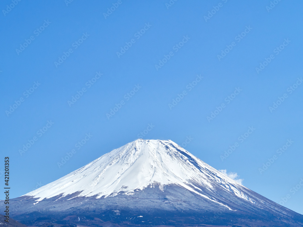 快晴の3月、雪をかぶった富士山を本栖湖から望む 山梨県 身延町