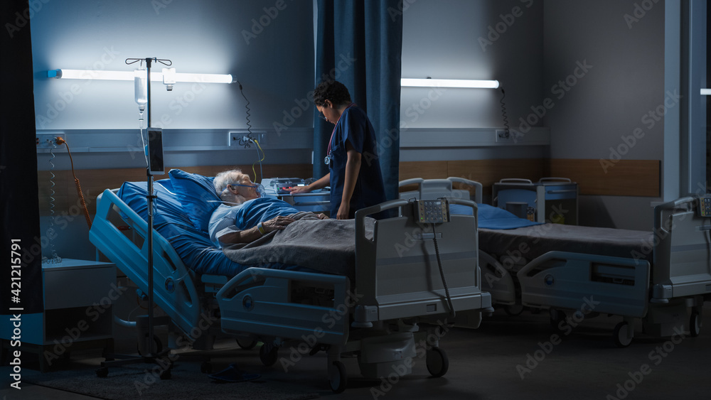 Φωτογραφία Hospital Ward: Portrait of Elderly Man Wearing Oxygen Mask Resting in Bed, Struggling to Recover after Covid-19, Sickness, Disease, Surgery