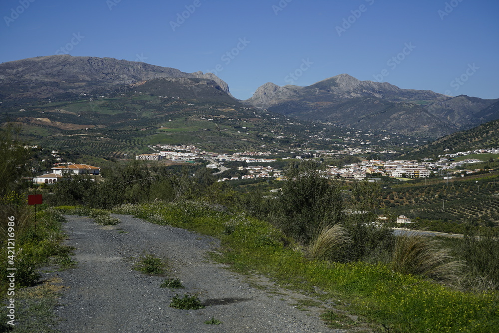 Paisaje de la Axarquía desde un punto cercano al embalse de La Viñuela, mirando hacia la Sierra de Alhama y el Puerto de Zafarraya.