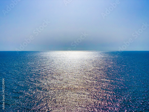 太陽光と海