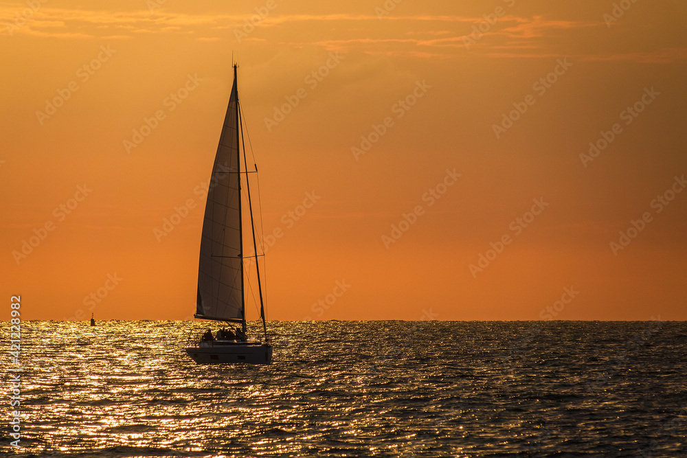 Segelboot auf der Ostsee während der Hanse Sail in Rostock