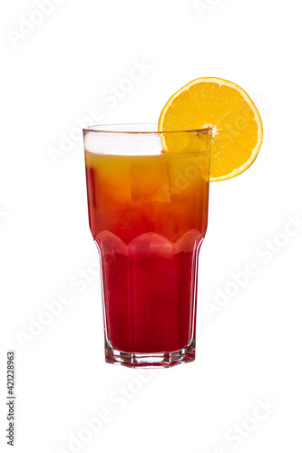 Tequila Sunrise Cocktail mit Orange auf weißen Hintergrund