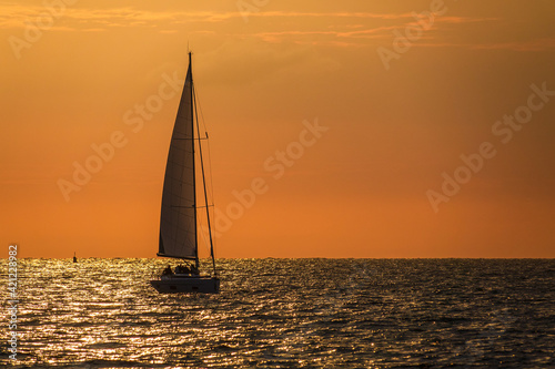 Segelboot auf der Ostsee während der Hanse Sail in Rostock