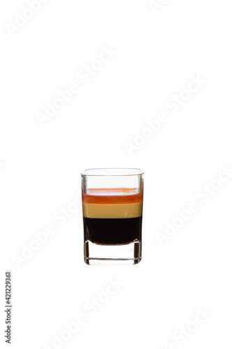 B52 Cocktail Shot auf weißen Hintergrund