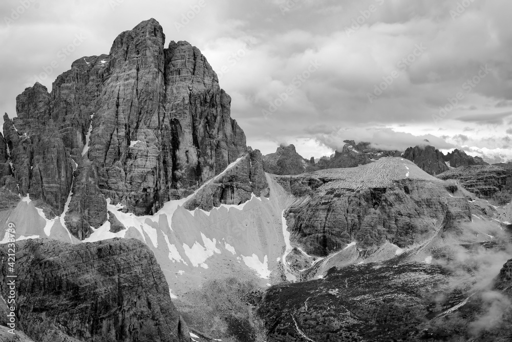 Fototapeta Sextener Dolomiten Alpinisteig Südtirol Via Ferrata Strada degli Alpini Klettersteig Bergwanderung Schild Drei Zinnen Zsigmondyhütte 1. Weltkrieg Gipfel Schneefelder
Kategorie Sonnenuhr Kofel
Reisen
