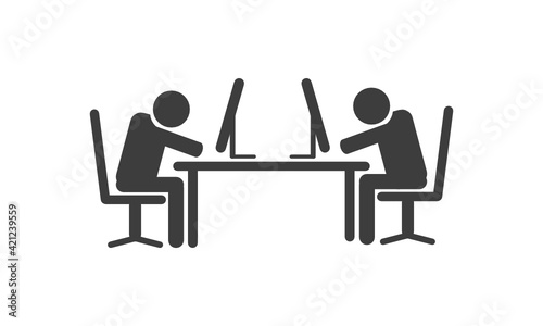 Symbol von zwei sich gegenüber sitzenden Personen am Schreibtisch vor ihrem Computer
