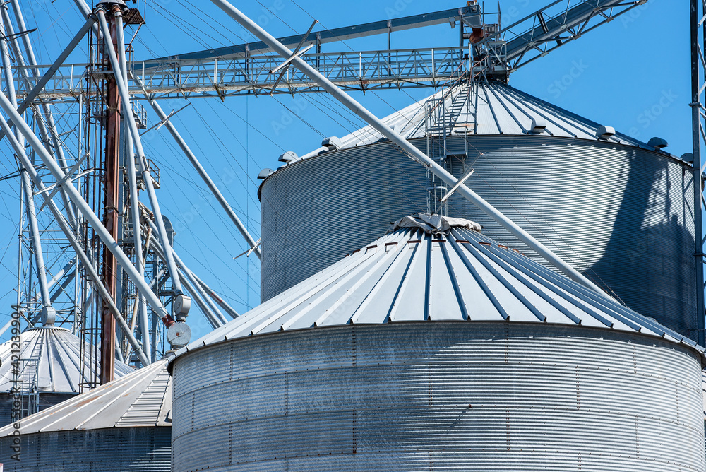 Fotka „Grain elevator business with large storage bins of corn, grain
