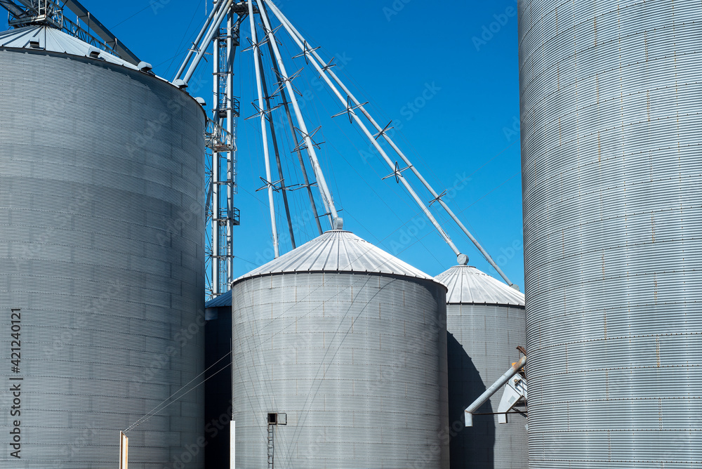 Stockfoto Grain elevator business with large storage bins of corn