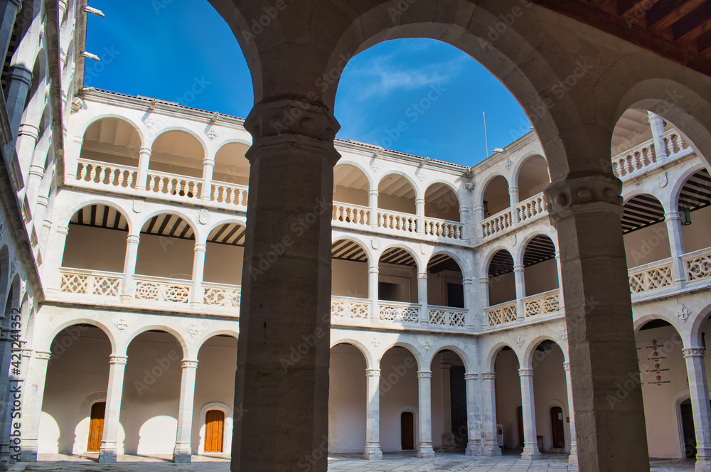 Claustro del palacio de Santa Cruz de estilo renacentista en Valladolid